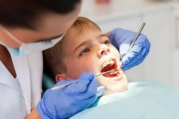 Nên đưa trẻ đến nha khoa để chữa sâu răng dứt điểm cho trẻ