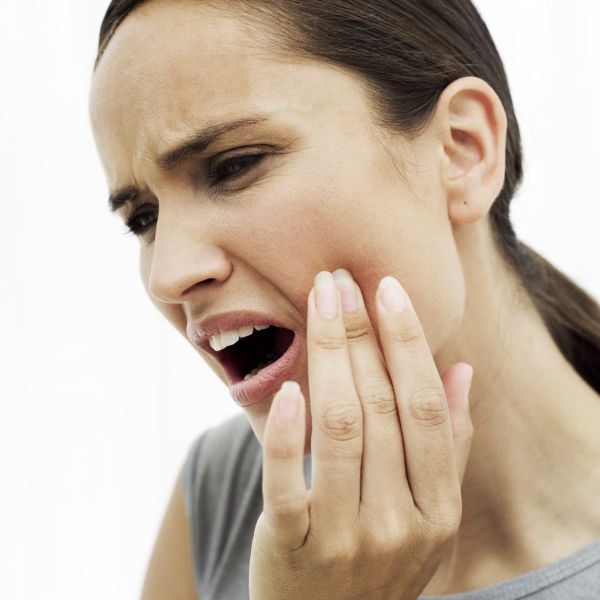 đau răng khôn không há được miệng