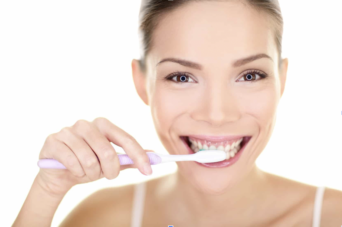 Nguyên nhân phổ biến nhất khi làm răng sứ bị hôi miệng là vệ sinh răng miệng kém