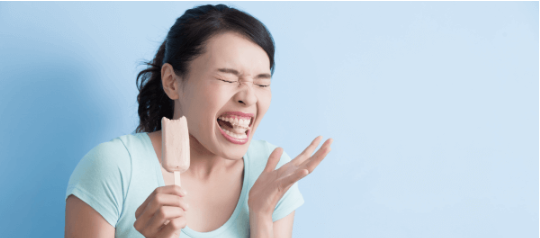 Bệnh lý ê buốt chân răng là tình trạng ngà răng bị nhạy cảm do có sự kích thích từ những yếu tố bên ngoài như nhiệt độ hay ăn đồ ăn có tính chua