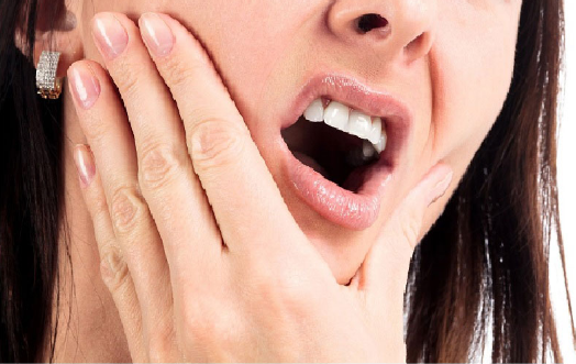 Việc đánh răng quá mạnh hoặc dùng bàn chải lông quá cứng cũng chính là nguyên nhân gây nên tình trạng ê buốt chân răng